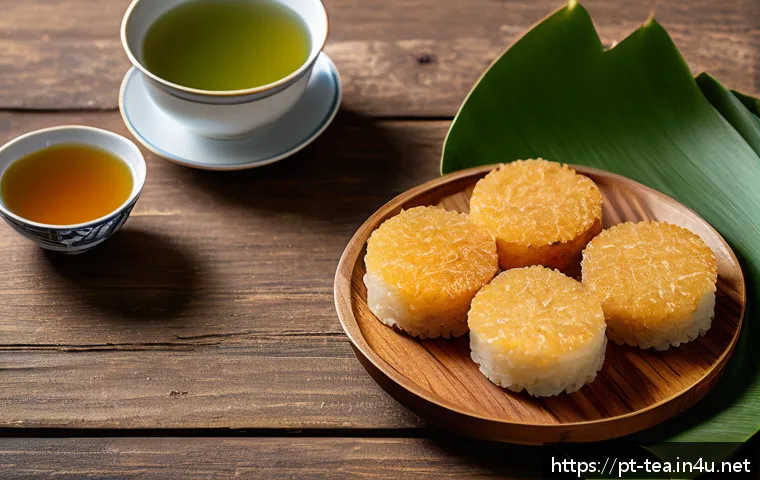 다과와 동남아 디저트 - A close-up image of crispy fried rice cakes with a golden-brown crunchy exterior and soft, slightly ...